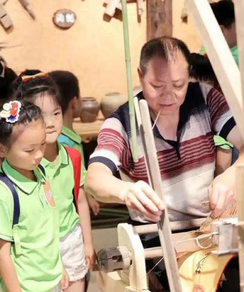 重庆启程探索山城魅力，必游景点、美食、住宿一网打尽！